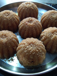 લાડુ(Laddu recipe in Gujarati) રેસીપી મુખ્ય ફોટો