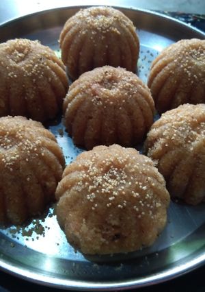 લાડુ(Laddu recipe in Gujarati) રેસીપી મુખ્ય ફોટો