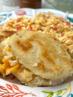 Una foto de Huevos Pericos con arepa migada