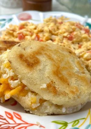 Una foto de Huevos Pericos con arepa migada