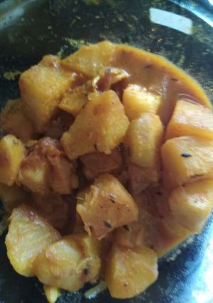 A picture of Aloo kopir dalna(cauliflower potato curry).