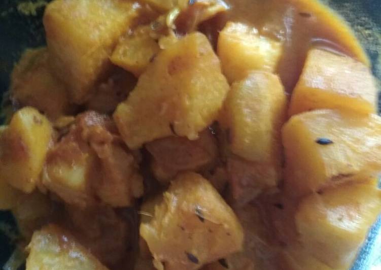 Aloo kopir dalna(cauliflower potato curry)