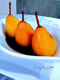 Una foto de Peras confitadas en salsa de frutos rojos y agua de azahar
