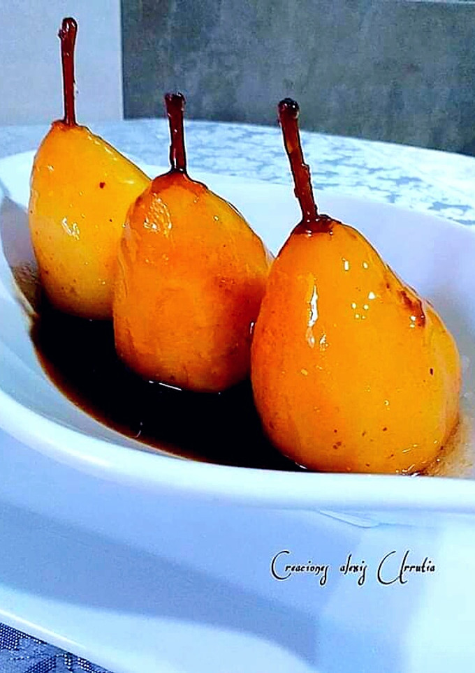 Una foto de Peras confitadas en salsa de frutos rojos y agua de azahar