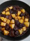 Ternera estofada al vino tinto con patatas y surtido de setas