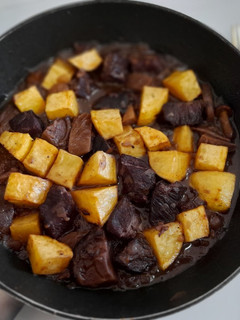Una foto de Ternera estofada al vino tinto con patatas y surtido de setas