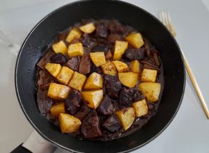 Foto principal de Ternera estofada al vino tinto con patatas y surtido de setas
