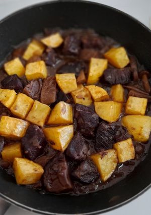 Foto principal de Ternera estofada al vino tinto con patatas y surtido de setas