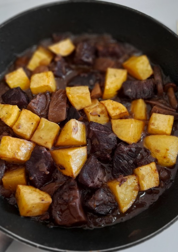 Una foto de Ternera estofada al vino tinto con patatas y surtido de setas