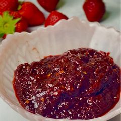 A picture of Strawberry - Onion - Ginger-Pomegranate Relish 🍓🧅🫚.