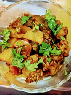 आलू और बैंगन की सब्जी (aloo aur baingan ki sabzi recipe in Hindi) रेसिपी मुख्य फोटो