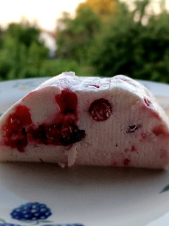 Joghurttorta gyümölcsökkel (sütés nélkül) recept fotója