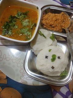इडली और सांबर और चने की दाल की चटनी (Idli aur sambar aur chane ki dal ki chutney recipe in Hindi) रेसिपी मुख्य फोटो