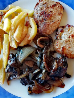 Tárcsás szűzérme, grillezett gombával és hagymával recept fotója
