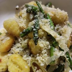 A picture of Oven-roasted Gnocchi with Asparagus and Leek.