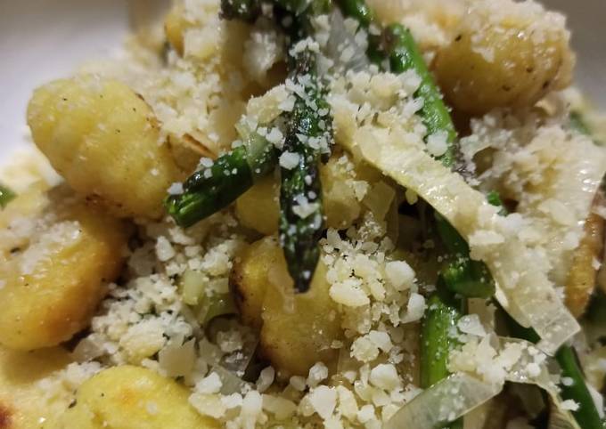 Steps to Prepare Ultimate Oven-roasted Gnocchi with Asparagus and Leek