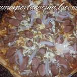 Pizza casera de salchicha, cebolla y manzana caramelizada