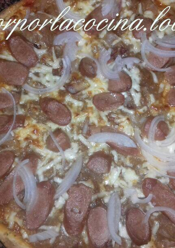 Una foto de Pizza casera de salchicha, cebolla y manzana caramelizada