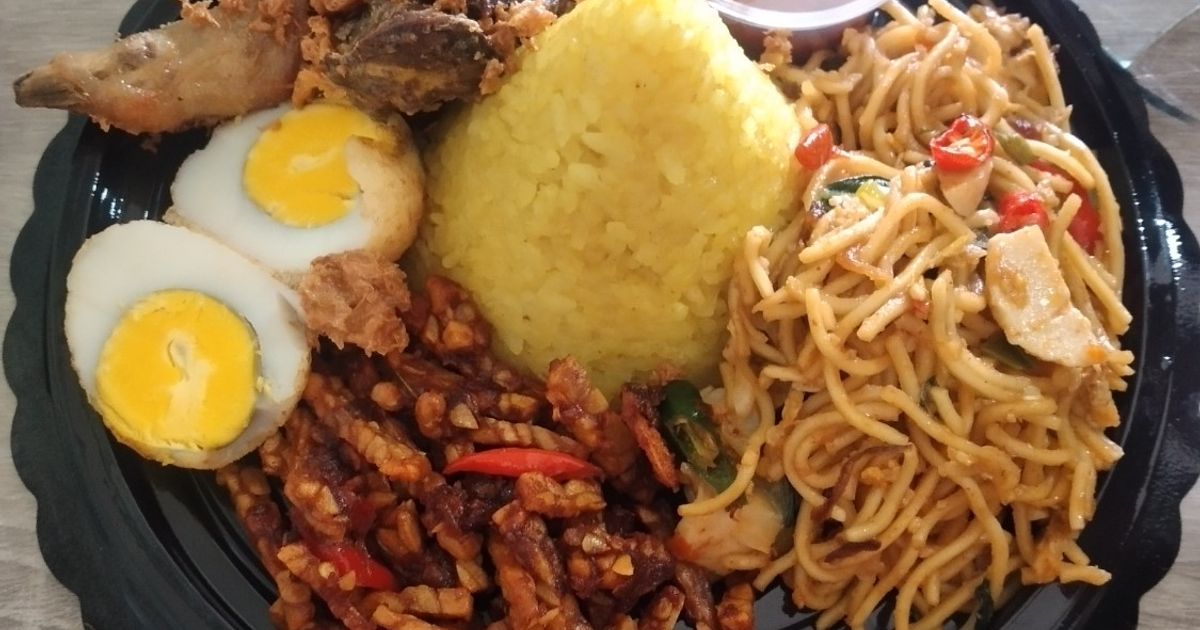 Nasi kuning tumpeng mini