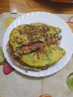 Una foto de Tortilla de calabacín y espinacas con jamón serrado y tomate 😋
