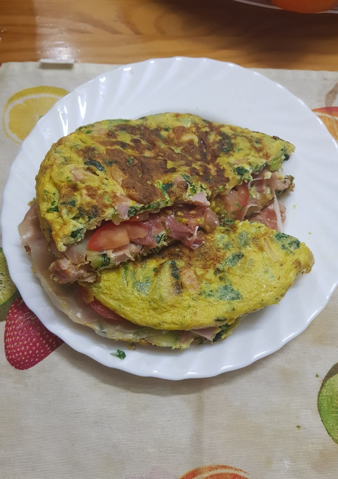 Una foto de Tortilla de calabacín y espinacas con jamón serrado y tomate 😋