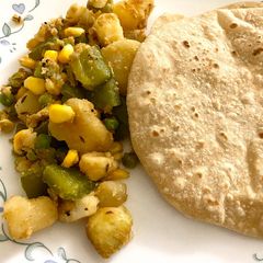 A picture of Potato corn capsicum curry.