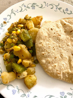A picture of Potato corn capsicum curry.