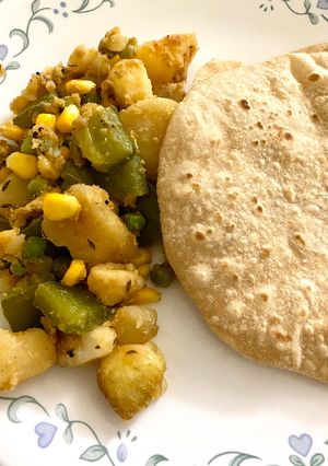 A picture of Potato corn capsicum curry.