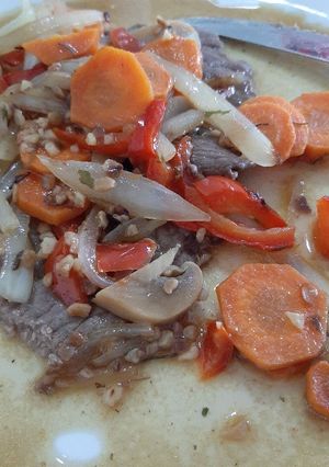 Una foto de Bifecitos con verduras