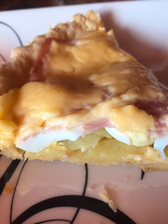 Una foto de Tarta de masa quebrada con jamón huevos papa y queso