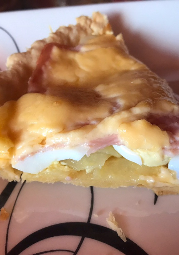 Una foto de Tarta de masa quebrada con jamón huevos papa y queso