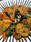 Salteado de verduras con sashimi de salmón marinado