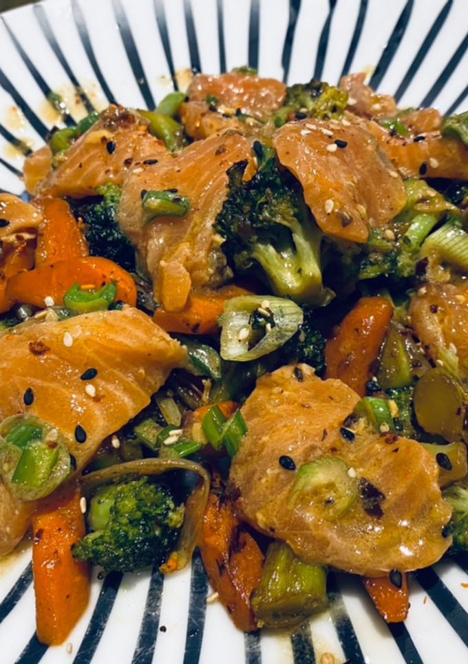 Una foto de Salteado de verduras con sashimi de salmón marinado