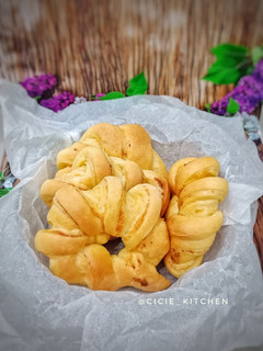 Foto resep Sweet bread with whipp cream + Tutorial membentuk Roti