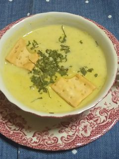 Una foto de Crema de Calabacín, Patatas y Quesitos