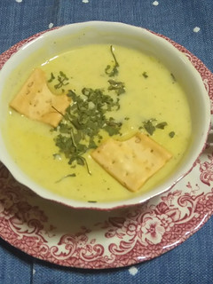 Una foto de Crema de Calabacín, Patatas y Quesitos