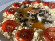 Una foto di cous cous uova