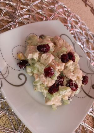 Zdjęcie przepisu Sałatka z selera naciowego z kurczakiem i żurawiną 🥗.