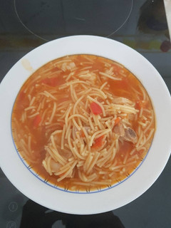 Una foto de Fideos con costillas