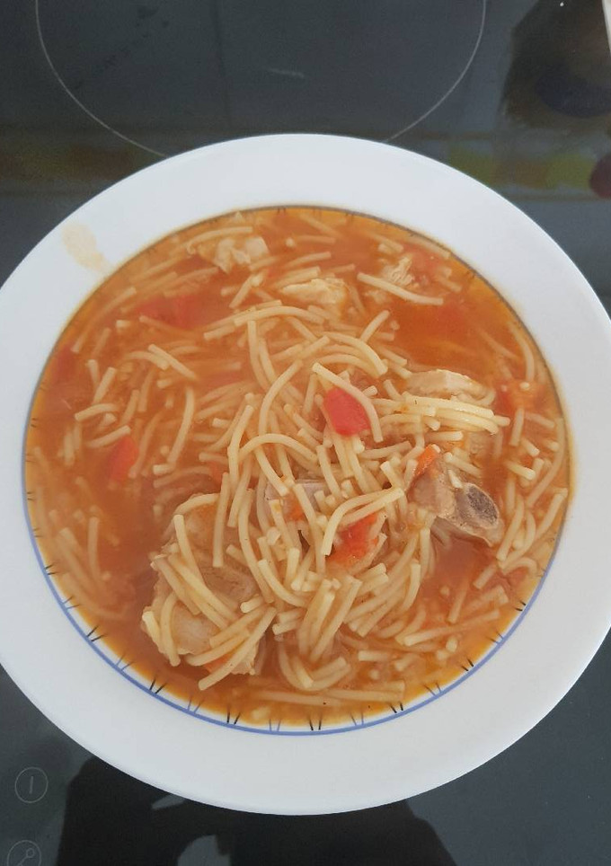 Una foto de Fideos con costillas