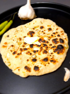 ગાર્લિક ચીલી નાન(garlic chilli naan recipe in Gujarati) રેસીપી મુખ્ય ફોટો