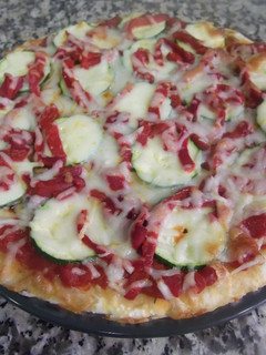 Una foto de Pizza de calabacín y pimiento
