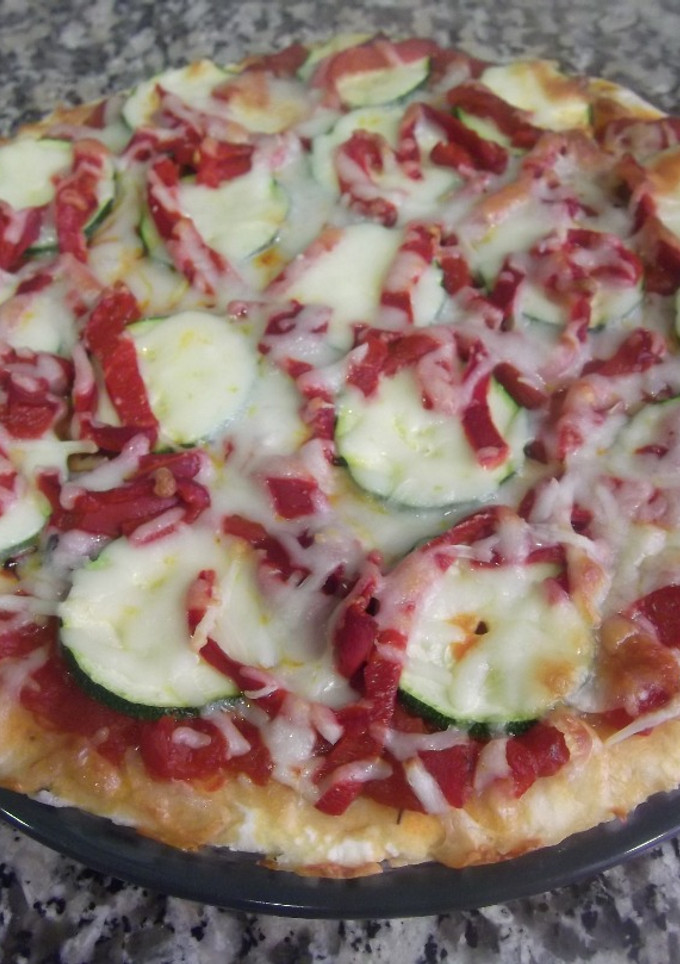 Una foto de Pizza de calabacín y pimiento