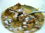 Una foto de alubias en adobo