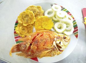 Una foto de Mojarra frita con patacones