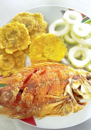 Una foto de Mojarra frita con patacones