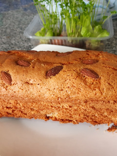 Una foto de • Budín de peras y almendras 🍐 •