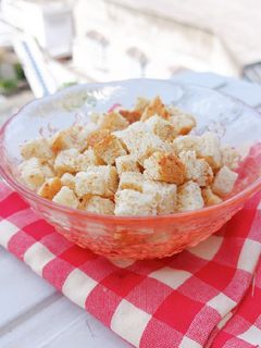 รูปของ การอบ กรูตองซ์ (ขนมปังกรอบ) ด้วยหม้ออบลมร้อน แห้งสนิท กรอบนาน