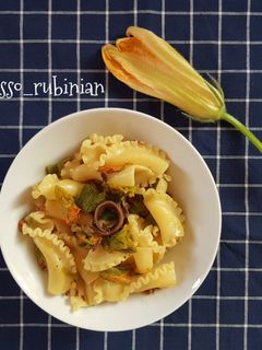 Foto di Pasta con fiori di zucca