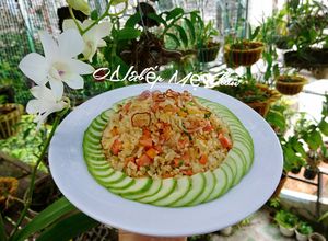 Hình của món Cơm chiên xúc xích trứng muối.